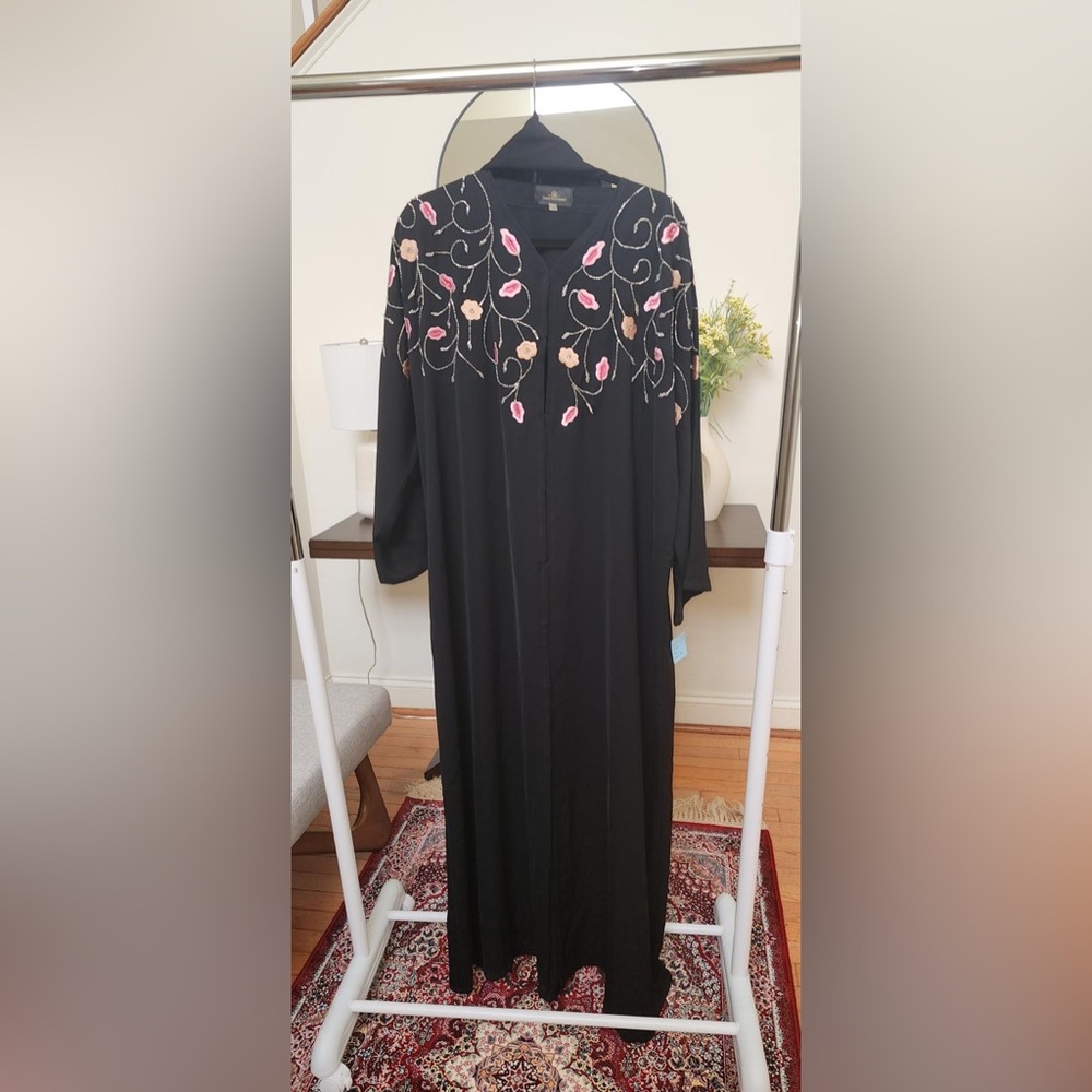 Elegant silkBlack Floral Embroidered Abaya l bought from Dubai. Size 58 .